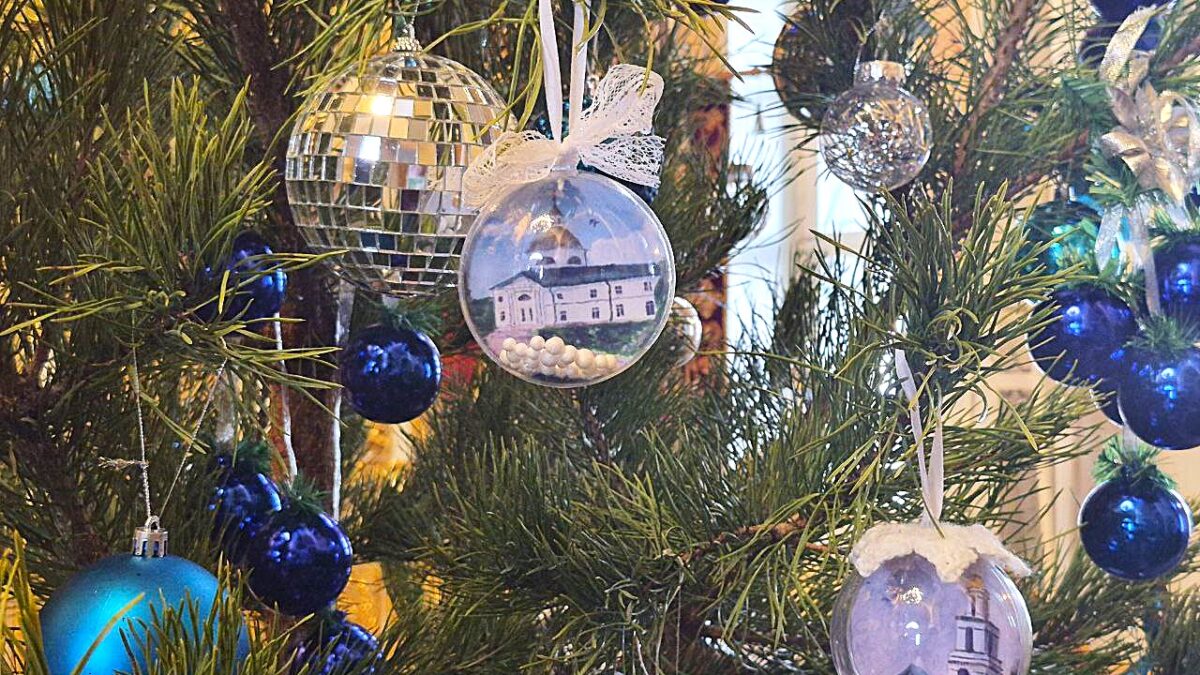Украшения с рисунками монастыря разместились на рождественских ёлках