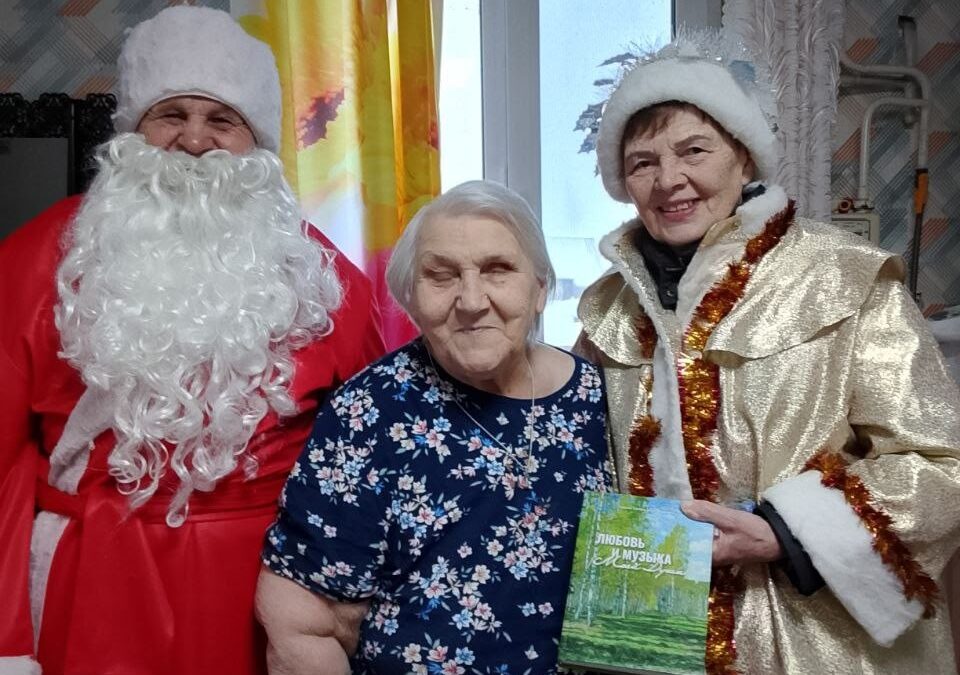 Волонтеры Березовского округа Пермского края вручили Рождественские подарки ветеранам