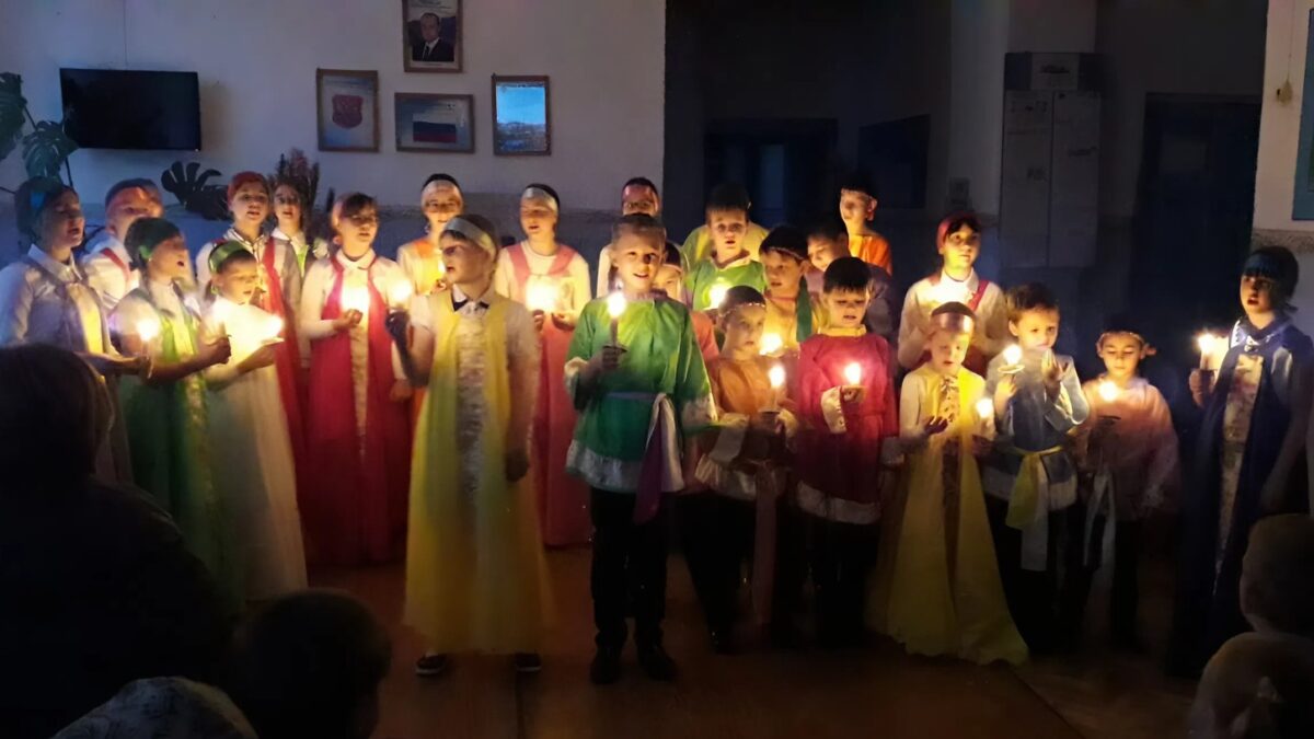 «Водят хороводы у костра и гадают с петухом»: как в деревне отмечают Рождество