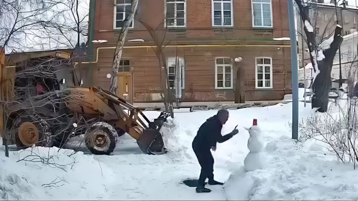Пригрозил пальцем, чтобы не упал: водитель трактора спас снеговика