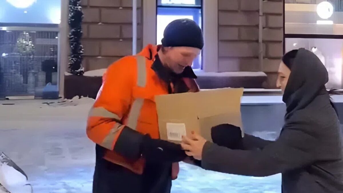 Волонтёры помогли россиянам справиться со снегопадом