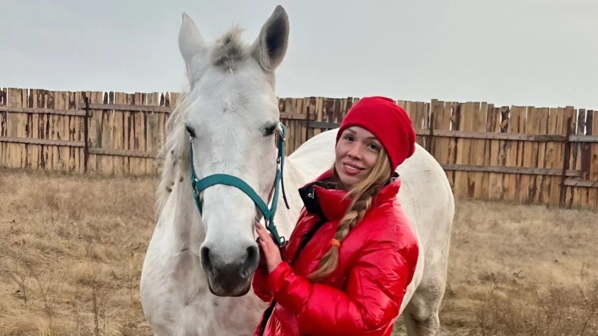 «Снова чувствую это тепло»: после страшной травмы спортсменка стала спасать лошадей