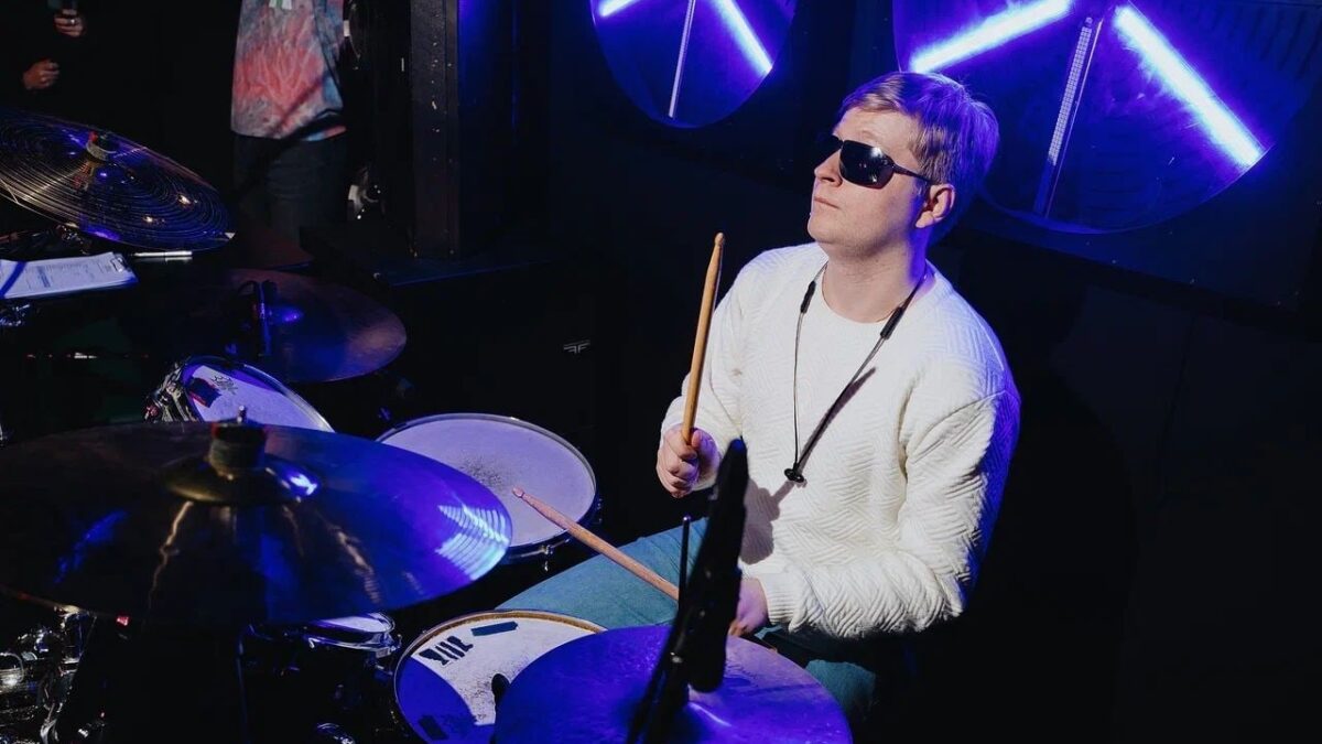 «Дима, ты бы видел!»: незрячий барабанщик собрал кавер-группу