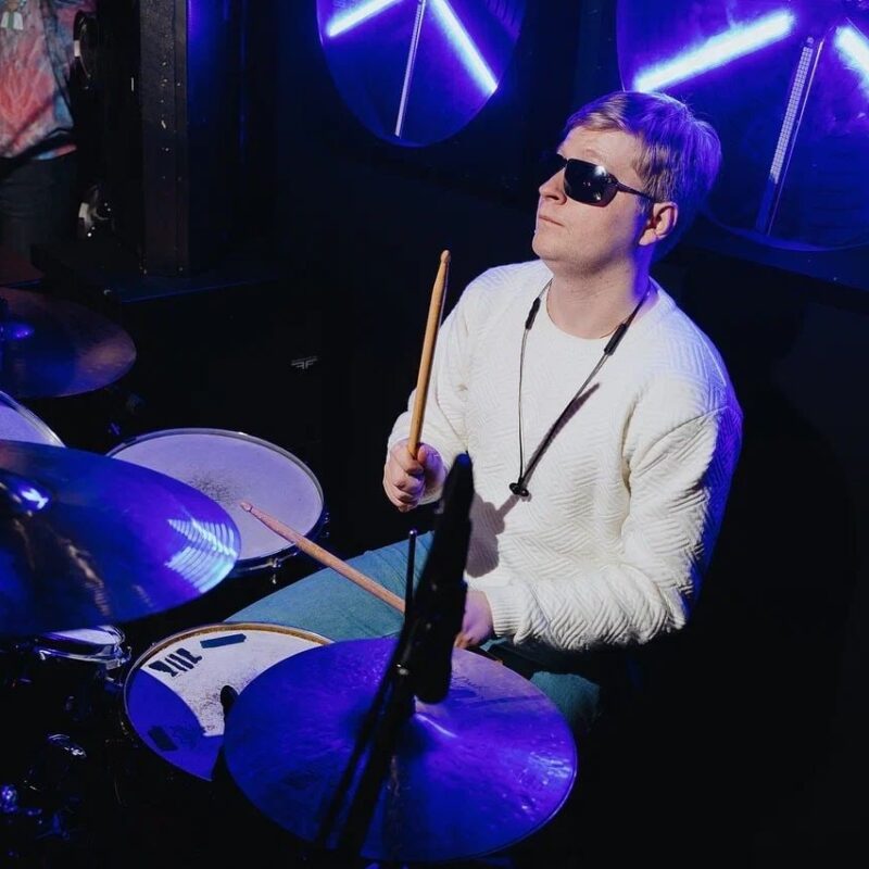 Слепой барабанщик собрал кавер-группу в Приморье