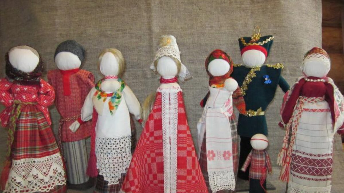 Кукол в национальных костюмах народов мира шьёт кировская мастерица