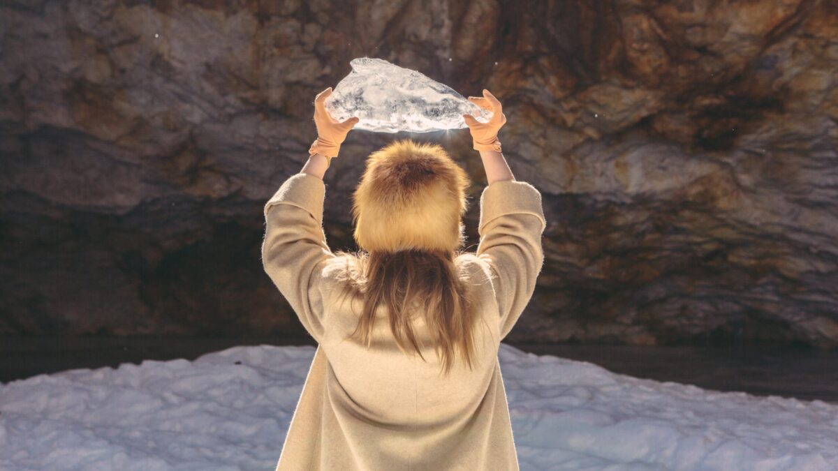 И где раки зимуют? За что могут дать по шапке? Что значат зимние фразеологизмы