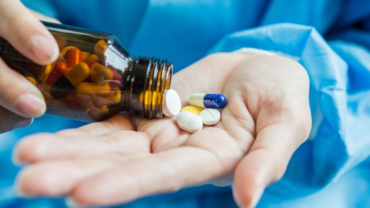 Одобрили, но не включили: пациентские НКО просят пересмотреть недопуск жизненно важных препаратов