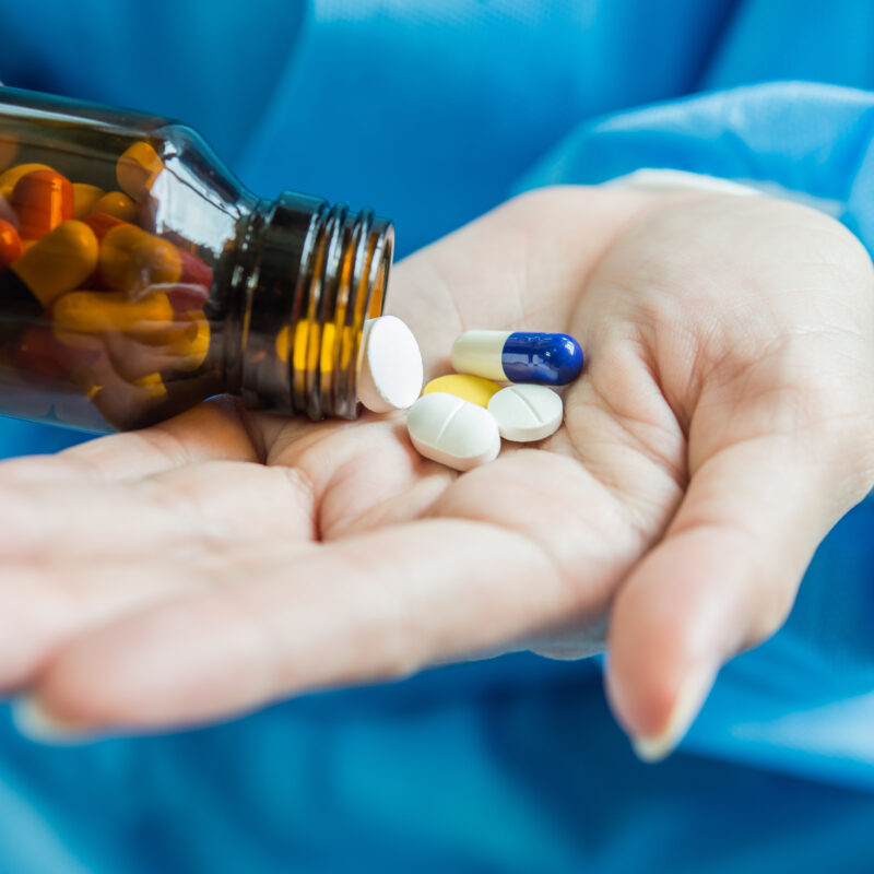 Одобрили, но не включили: пациентские НКО просят пересмотреть недопуск жизненно важных препаратов