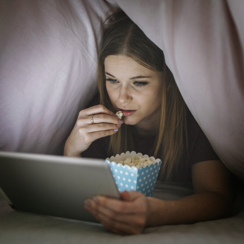 Как кино помогает справляться с эмоциями: научное объяснение