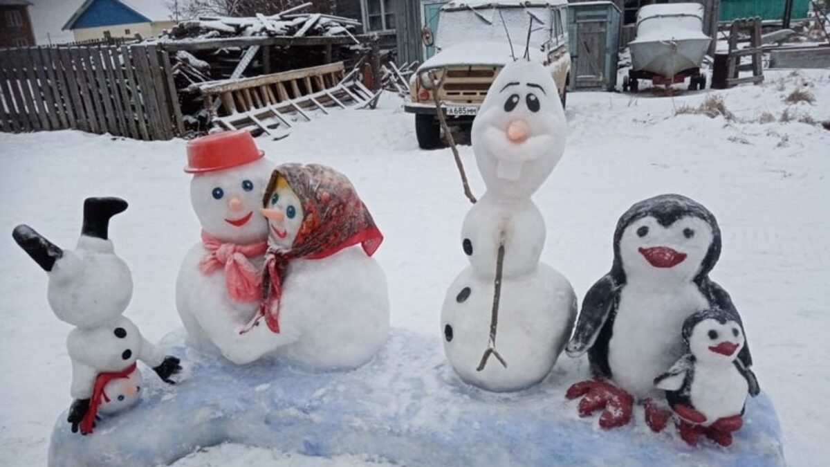«Олени, шаманы и танцующие бабушки»: каждый год супруги создают ледяные фигуры и радуют односельчан
