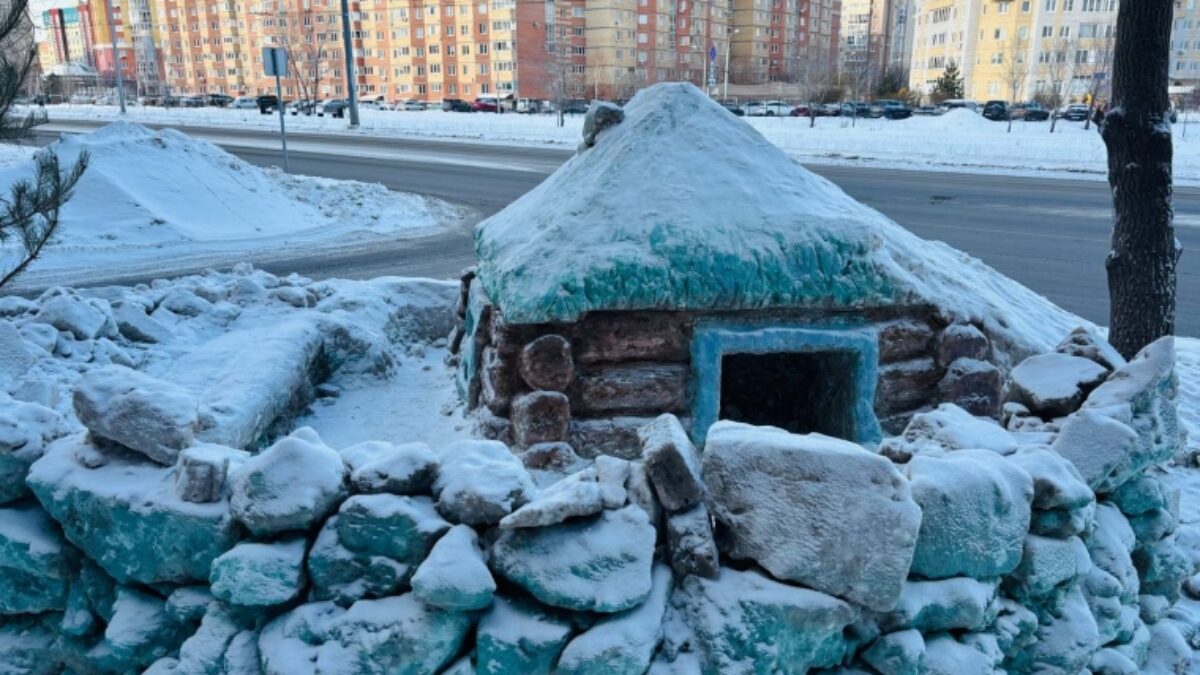 «На избушку вдохновил сосед»: дворник вырезает реалистичные скульптуры из снега