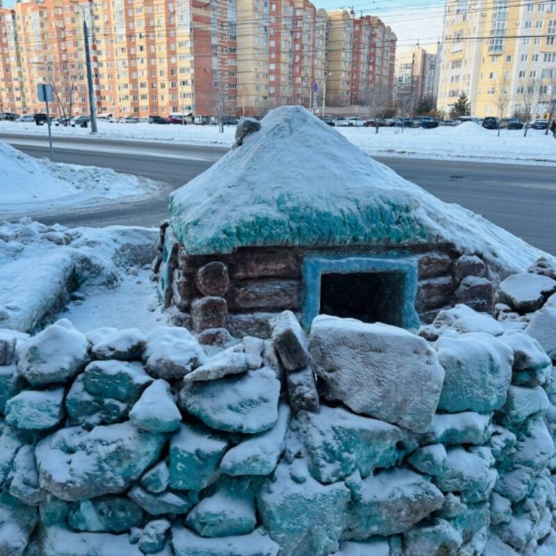 Ледяные скульптуры создает дворник в Омске