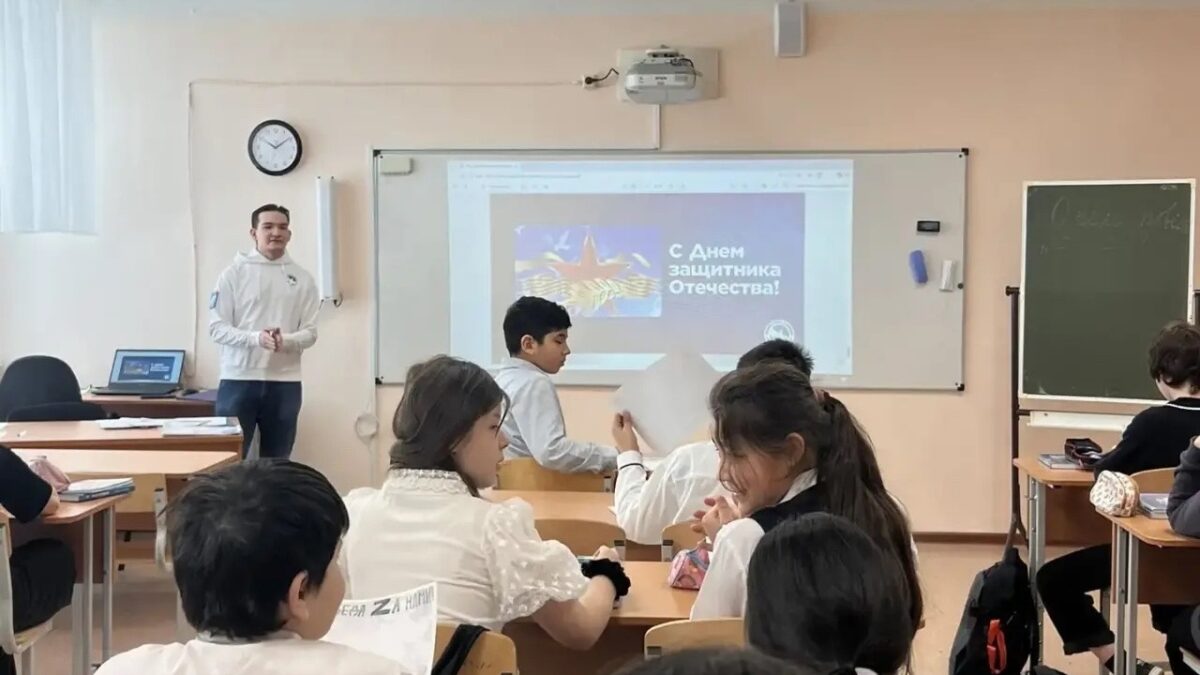 Волонтёры Победы города Сургута провели урок мужества в школе № 32
