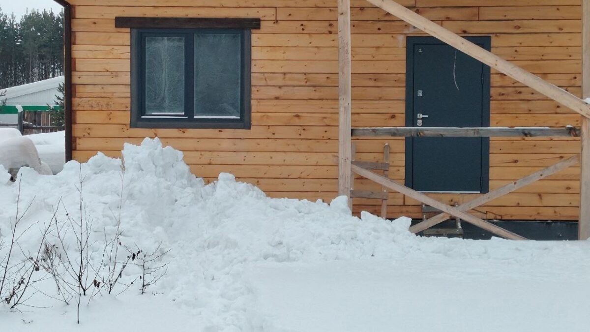 «Пробил отверстие над головой, чтобы дышать»: судебный пристав вызволил из снежного завала мужчину