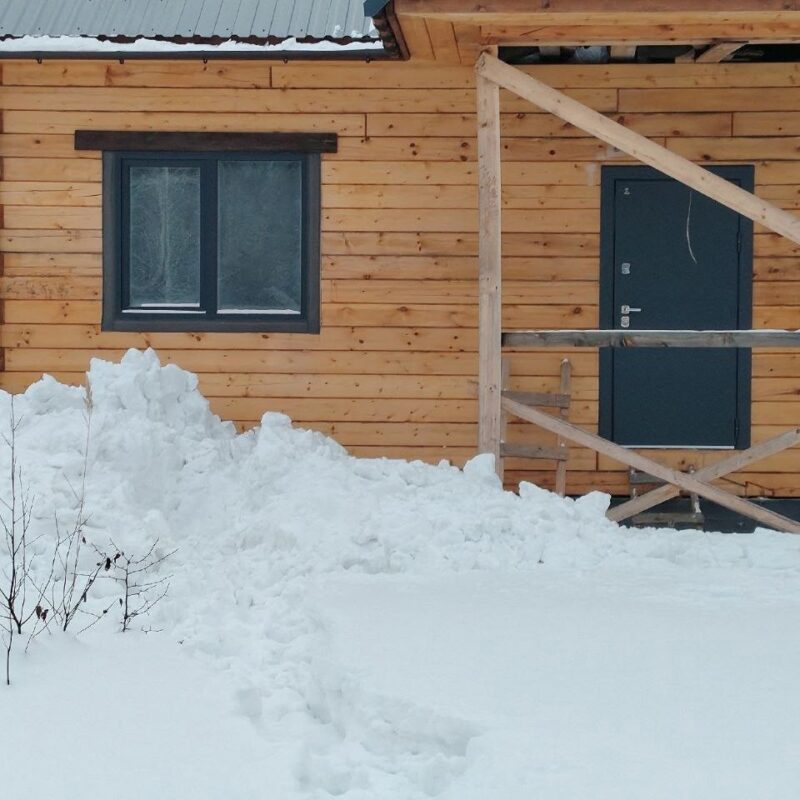 Спас мужчину из под завалов снега судебный пристав