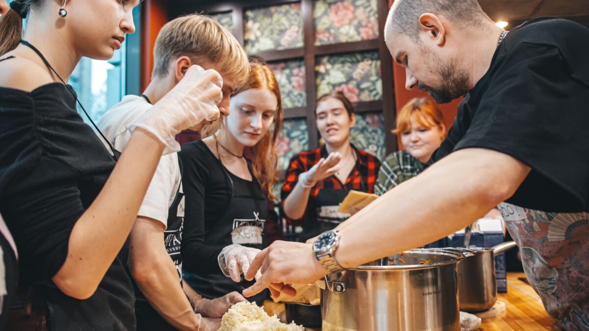 Чему учатся молодые волонтёры?