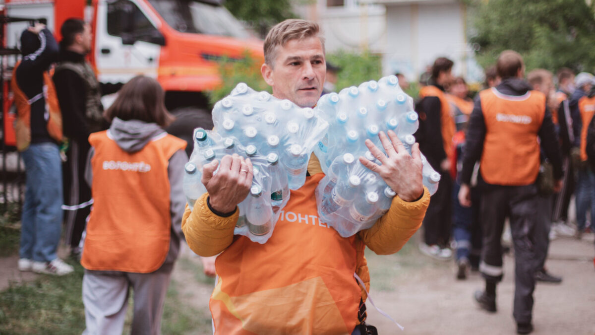 Нужны волонтёры-мужчины: 11 вакансий для желающих помочь
