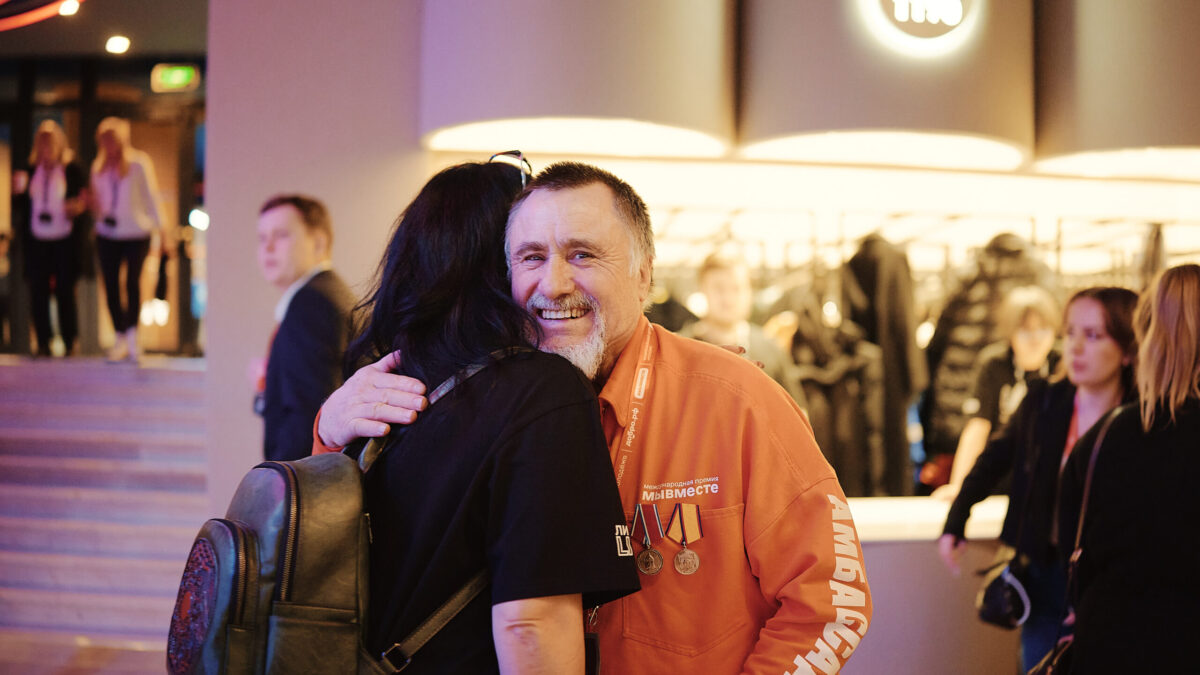 Возложение цветов, соревнования и диалоги с героями: 6 вакансий для волонтёров на 23 Февраля