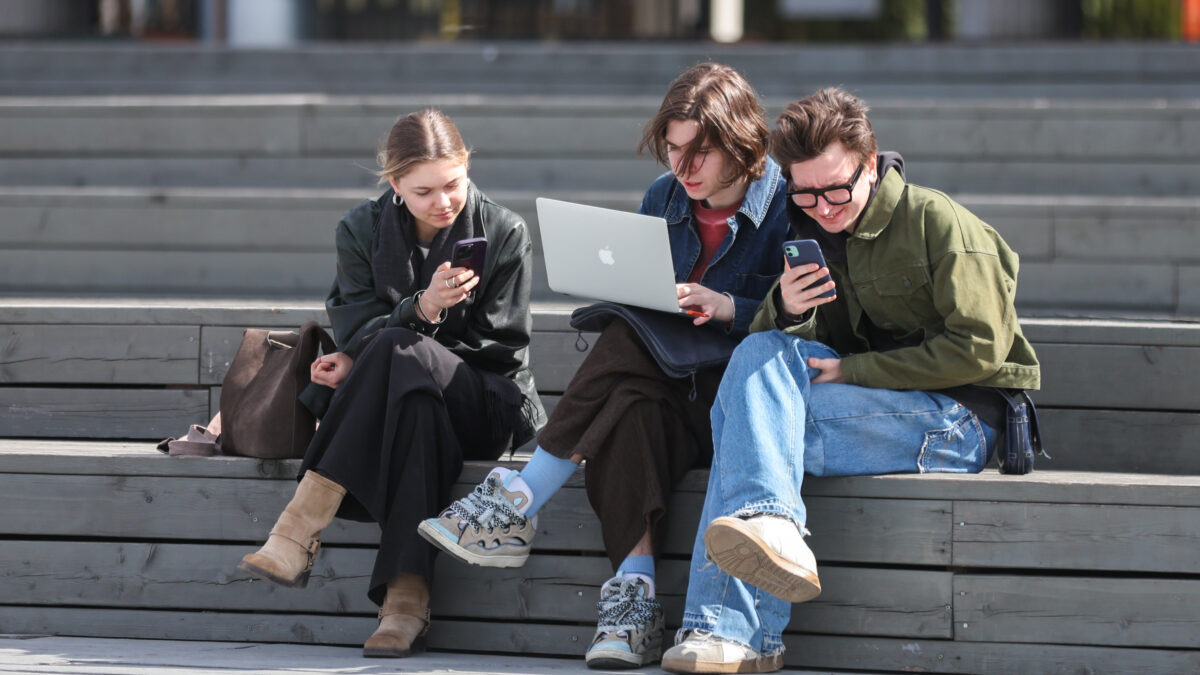 «Вам нужны зумеры»: зачем НКО молодые волонтёры, и как с ними работать