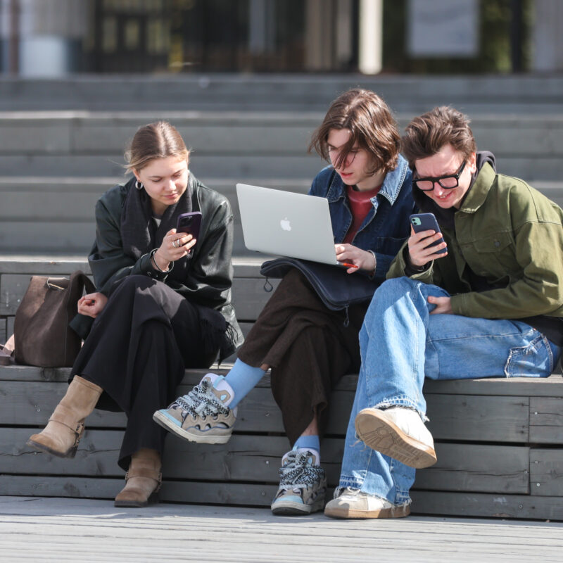 «Вам нужны зумеры»: зачем НКО молодые волонтёры, и как с ними работать