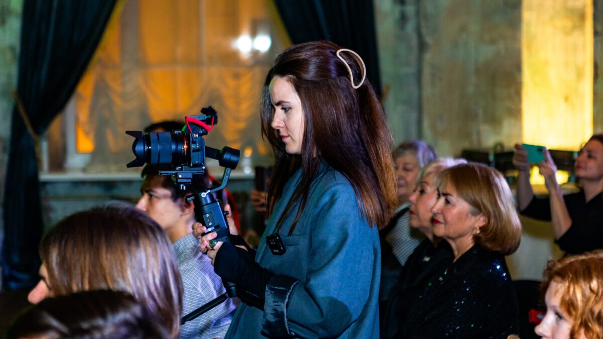 Обязанность волонтёра проверять бейджи у входящих в служебные зоны