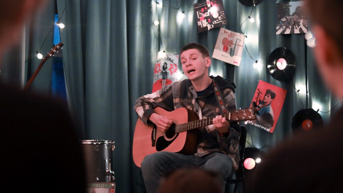 Подготовка волонтерами музыкальных подарков-поздравлений для одиноких людей