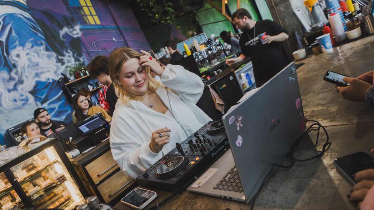 Почему кошки любят сидеть на бумаге