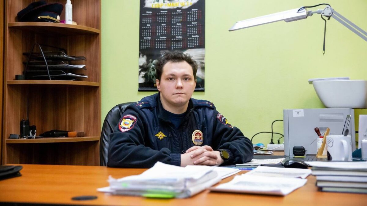 «Ещё 15 минут – и мог умереть»: полицейский спас истекающего кровью ребёнка с редким заболеванием