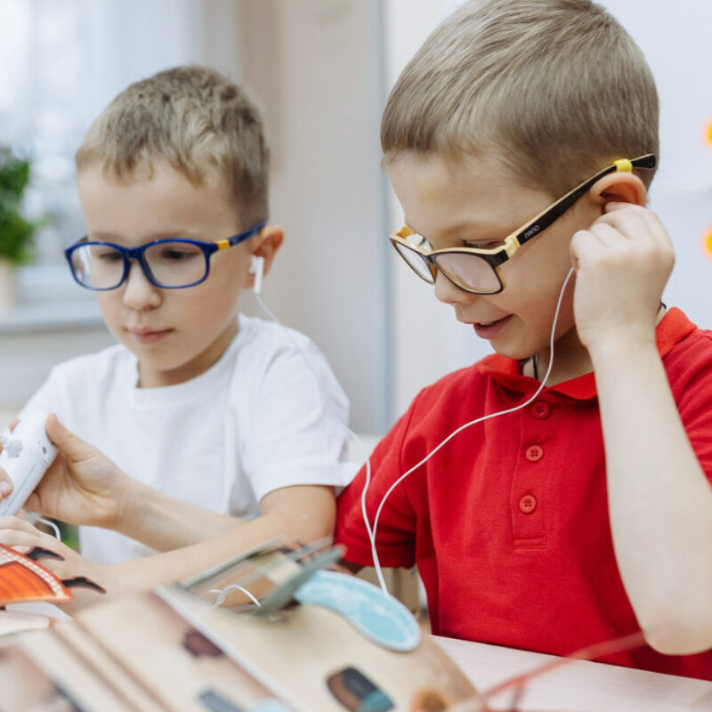 Оборудование, адаптация в обществе и творчество: 14 фондов, которые помогают незрячим и слабовидящим