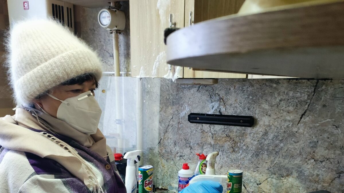 «Убираться пришлось в масках»: волонтёры спасли пенсионера и его сына-инвалида от голодной смерти