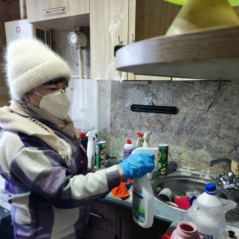 «Убираться пришлось в масках»: волонтёры спасли пенсионера и его сына-инвалида от голодной смерти