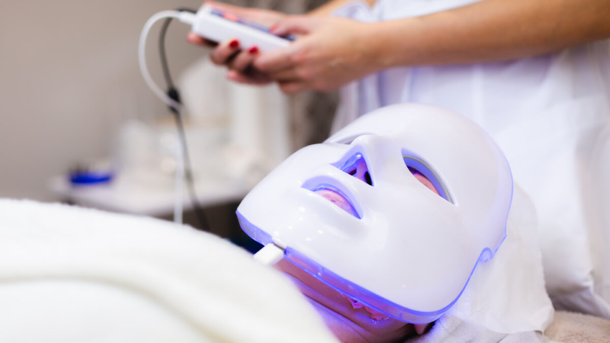 Секрет молодости? Всё про светотерапию: что это такое и как проводить процедуру самостоятельно