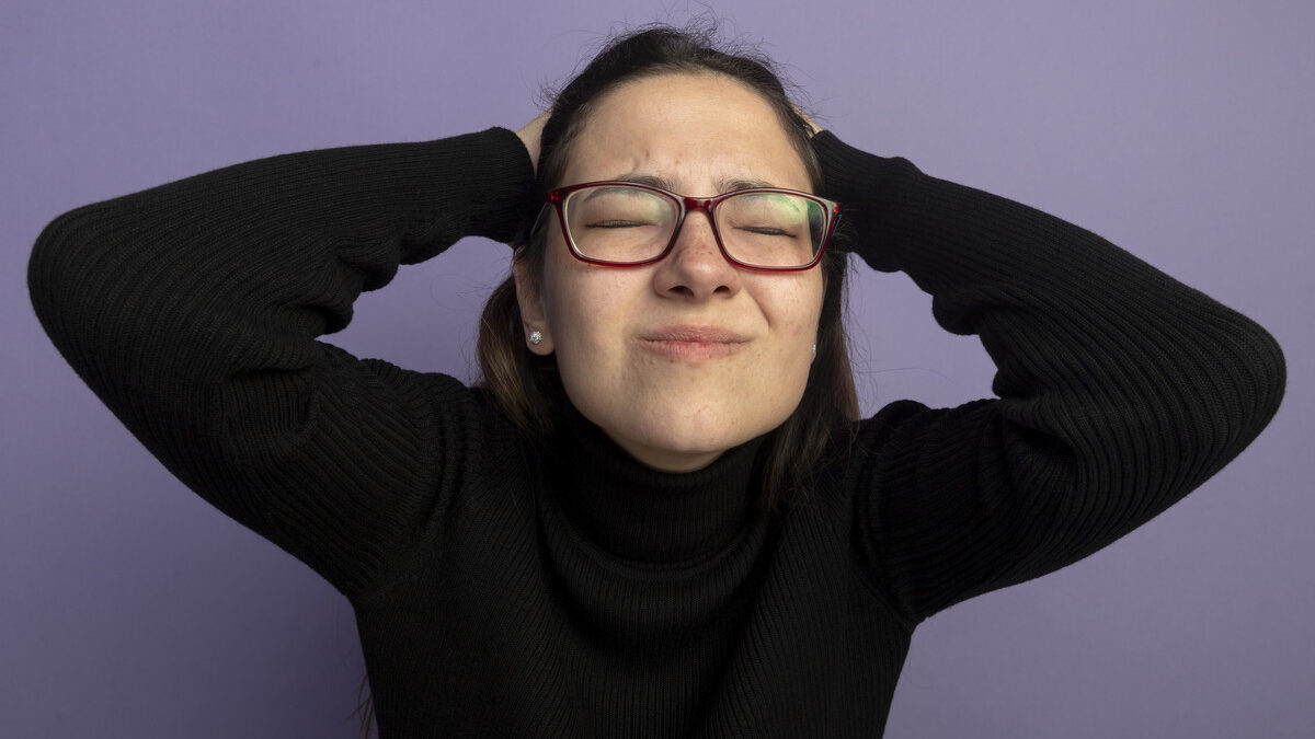 Он не балуется и не кривляется! Что такое синдром Туретта и как поддержать ребёнка с этим диагнозом