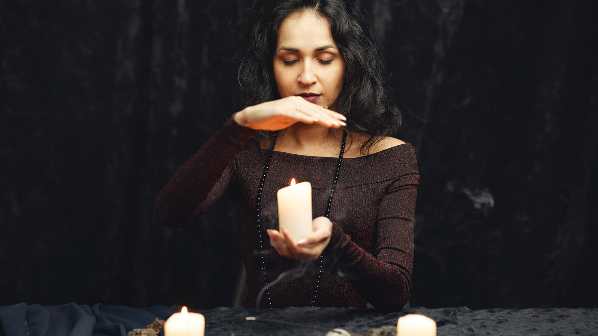 «Меня так бабушка учила»: Почему ритуалы, обереги и заговоры не работают – объяснил психолог