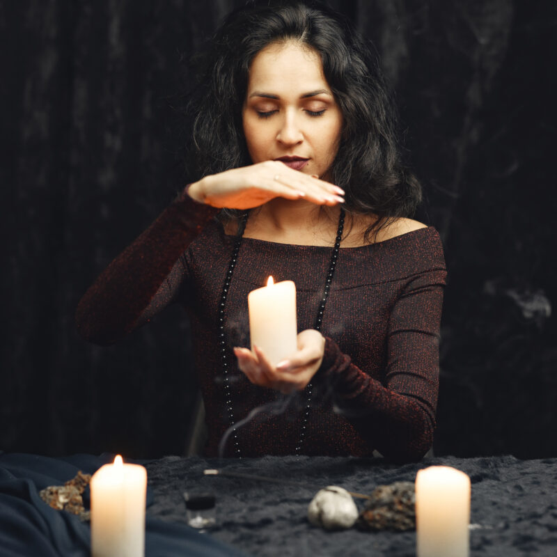 «Меня так бабушка учила»: Почему ритуалы, обереги и заговоры не работают – объяснил психолог