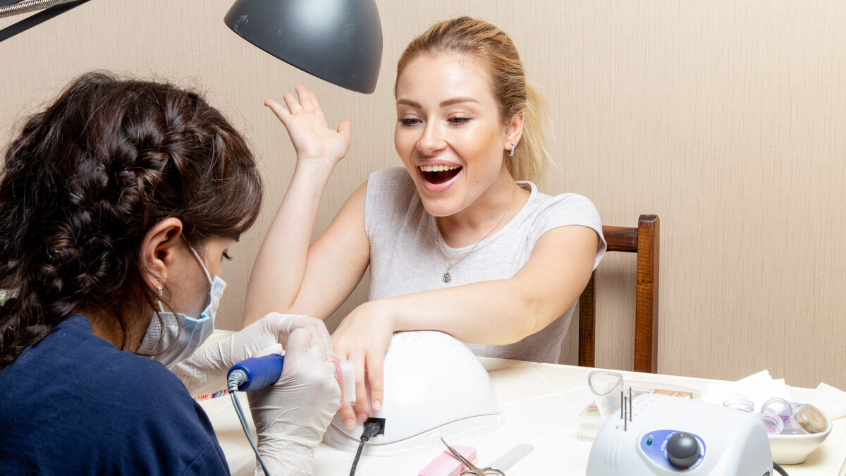 Витраж, металл и градиент! Мастер назвала топ-7 дизайнов для необычного маникюра