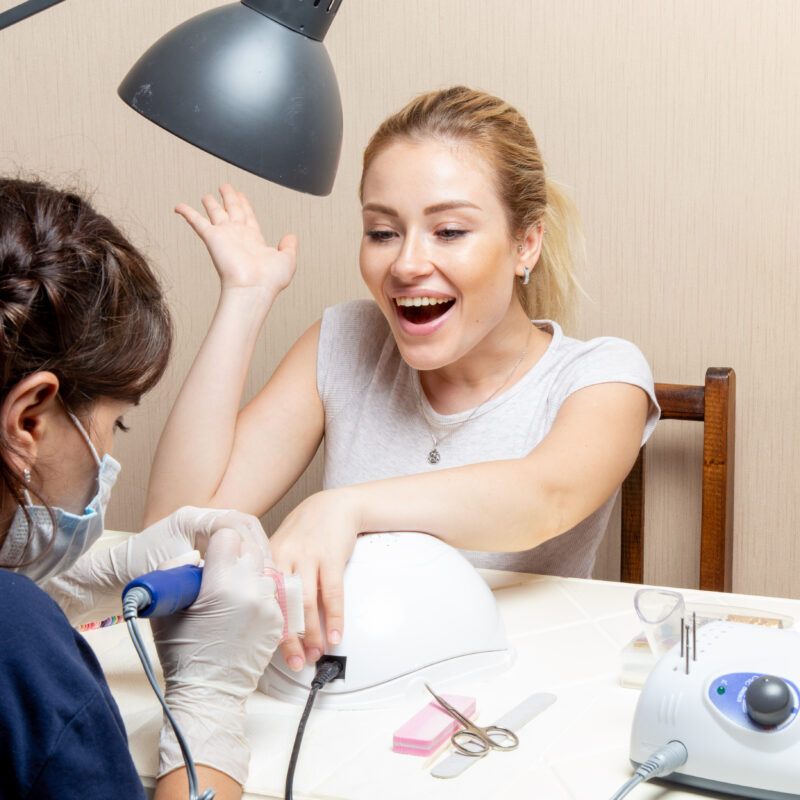 Витраж, металл и градиент! Мастер назвала топ-7 дизайнов для необычного маникюра