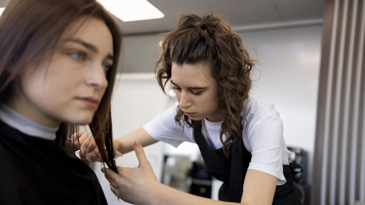 Лунный календарь стрижек на март 2026: когда можно и нельзя стричься?