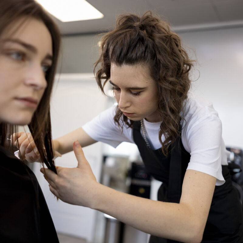 Лунный календарь стрижек на март 2026: когда можно и нельзя стричься?