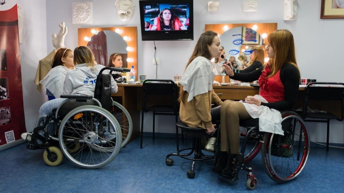 На уроки фотопозирования и работу со стилистами приглашают девушек с инвалидностью Москвы
