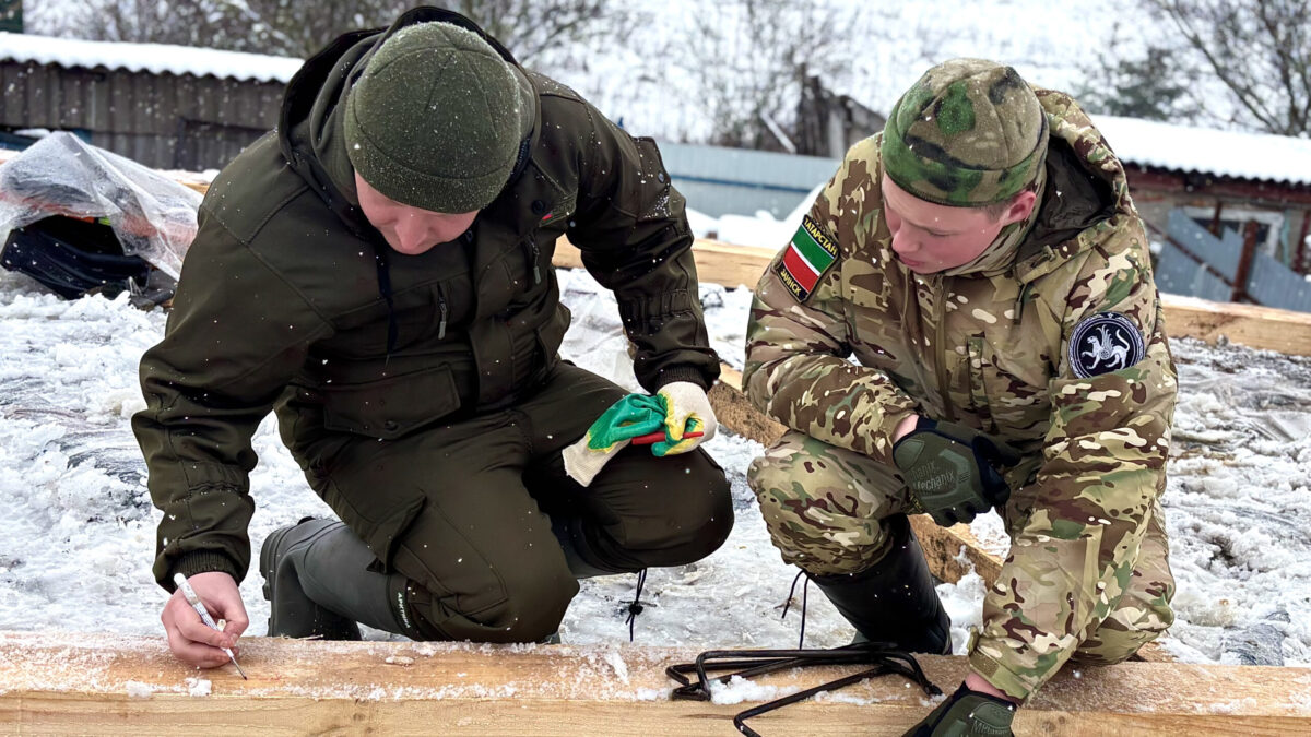 Нужны волонтёры-мужчины: 11 вакансий для желающих помочь