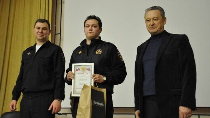 Полицейский спас мальчика, истекающего кровью