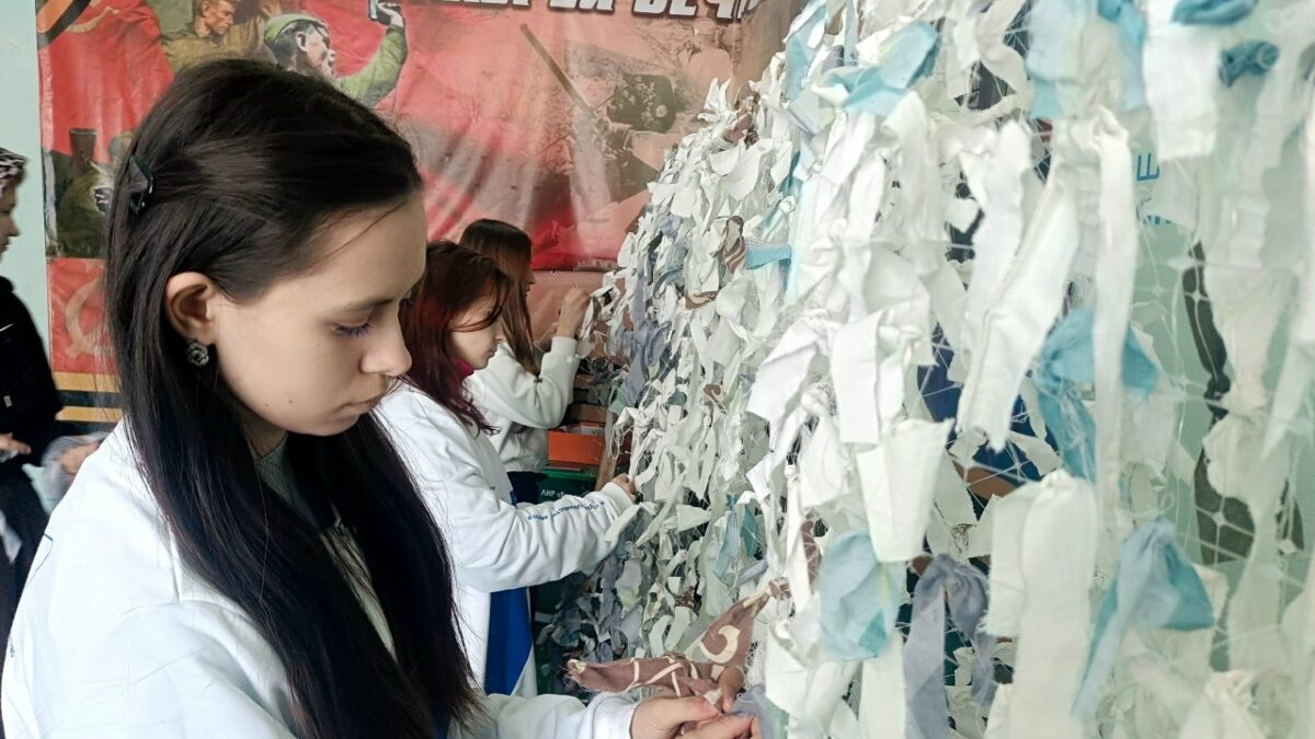 Волонтеры Ровеньковского технико-экономического колледжа еженедельно плетут сети для фронта.