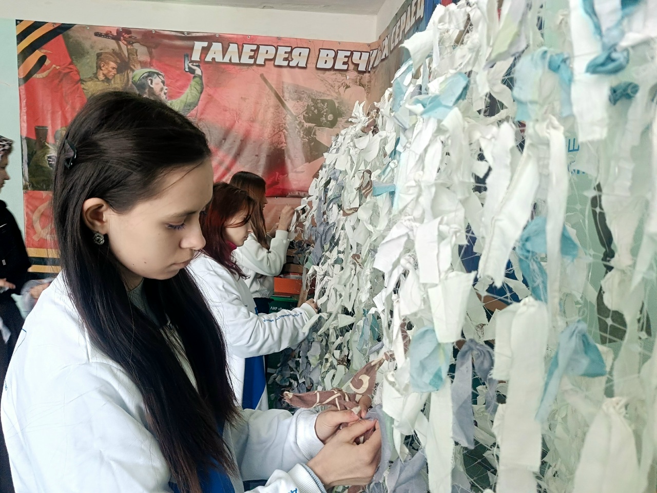 Волонтеры Ровеньковского технико-экономического колледжа еженедельно плетут сети для фронта.