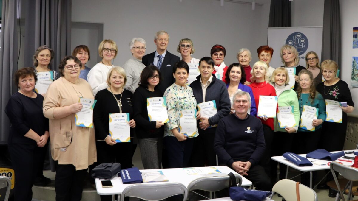 Спасибо за промты: в Вологде торжественно закрыли курс для пенсионеров «Искусственный интеллект:…