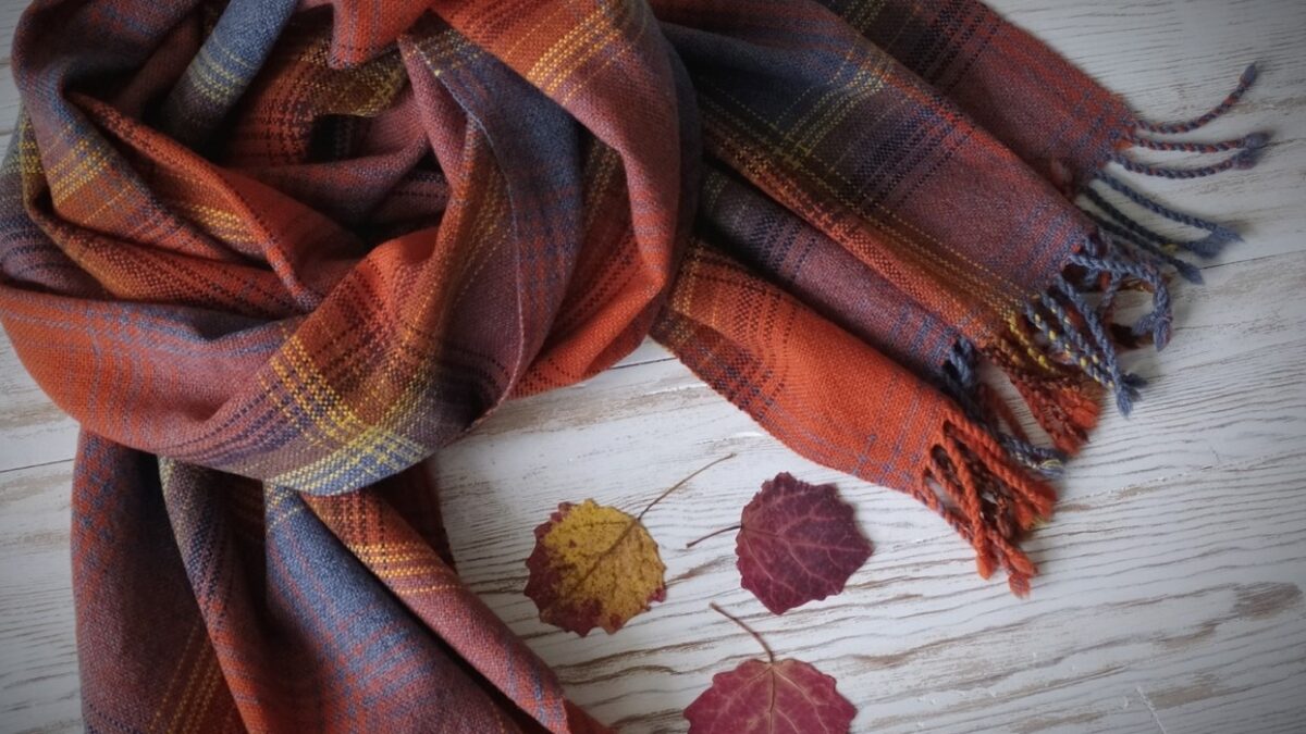 Барнаульская мастерица ткёт вручную пояса, шарфы и ковры