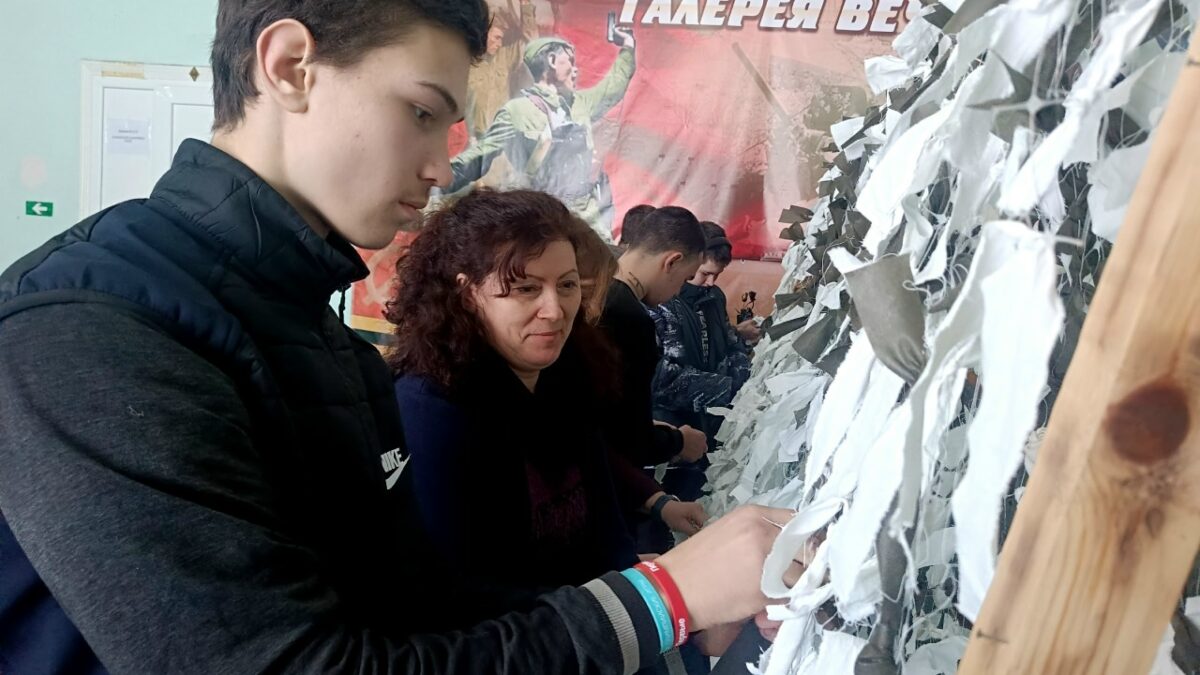 Волонтеры Ровеньковского технико-экономического колледжа еженедельно плетут сети для фронта.