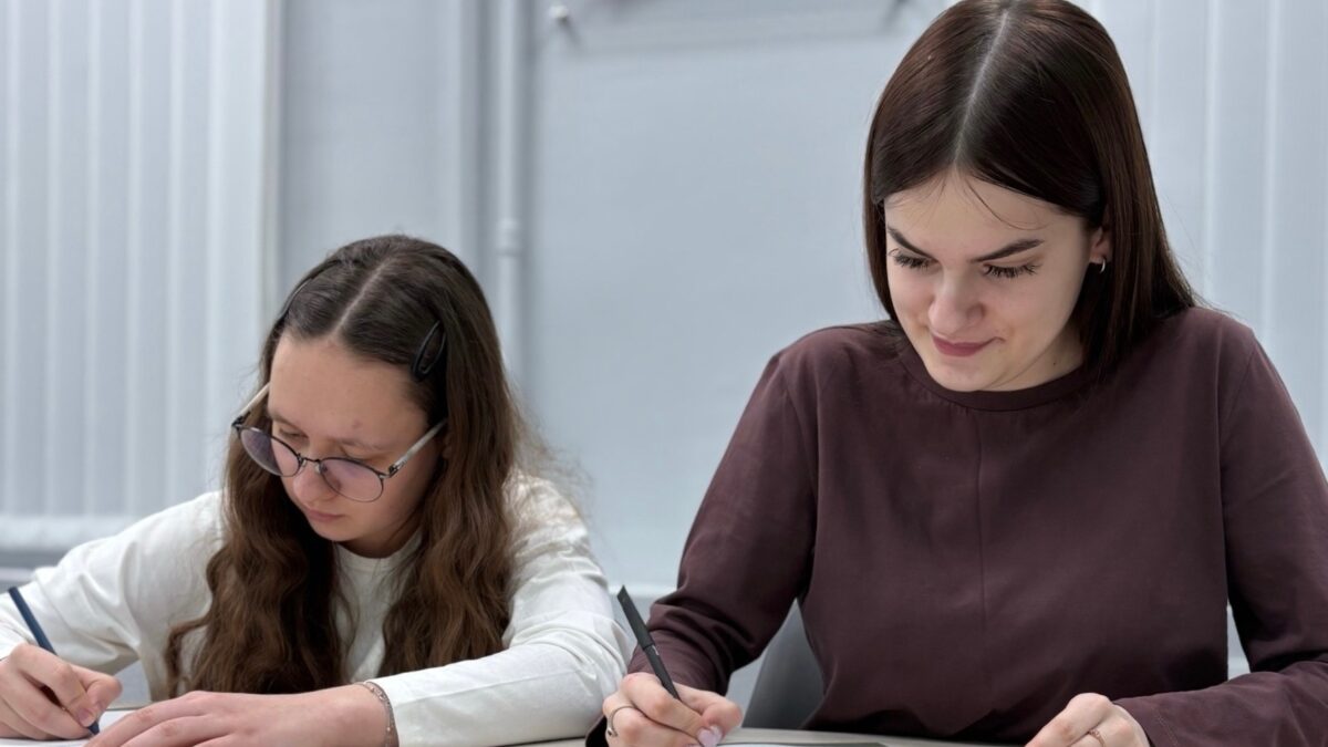 В преддверии Дня защитника Отечества в нашем молодёжном центре прошла акция «Письмо солдату».