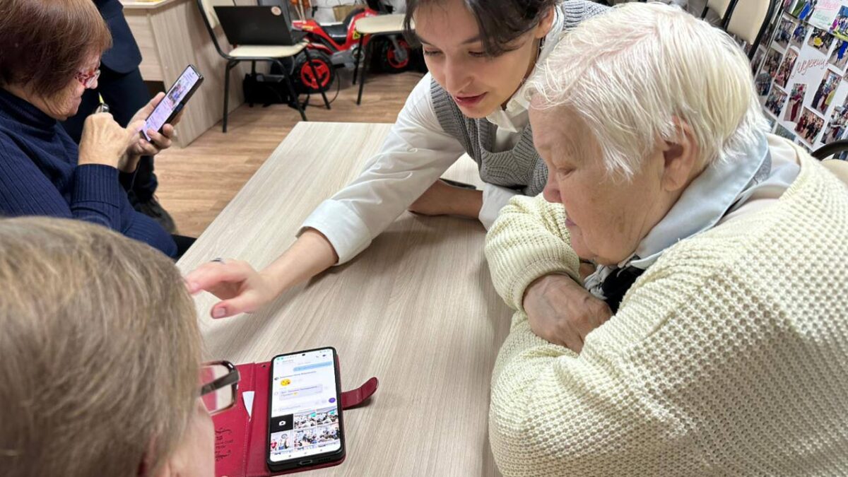 Обучить, а не навредить: вышел онлайн-курс по цифровой помощи пожилым людям