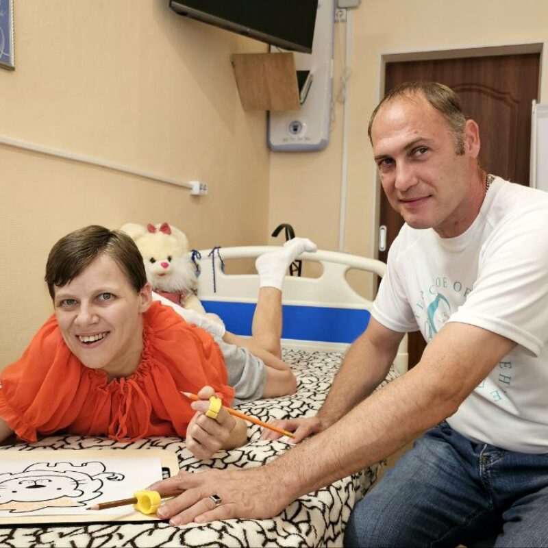 Инклюзивные волонтёры из интерната помогают маломобильным